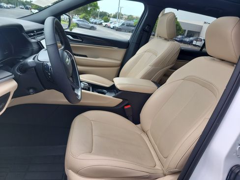Used 2024 Jeep Grand Cherokee L Limited w/ Luxury Tech Group II RWD image 22