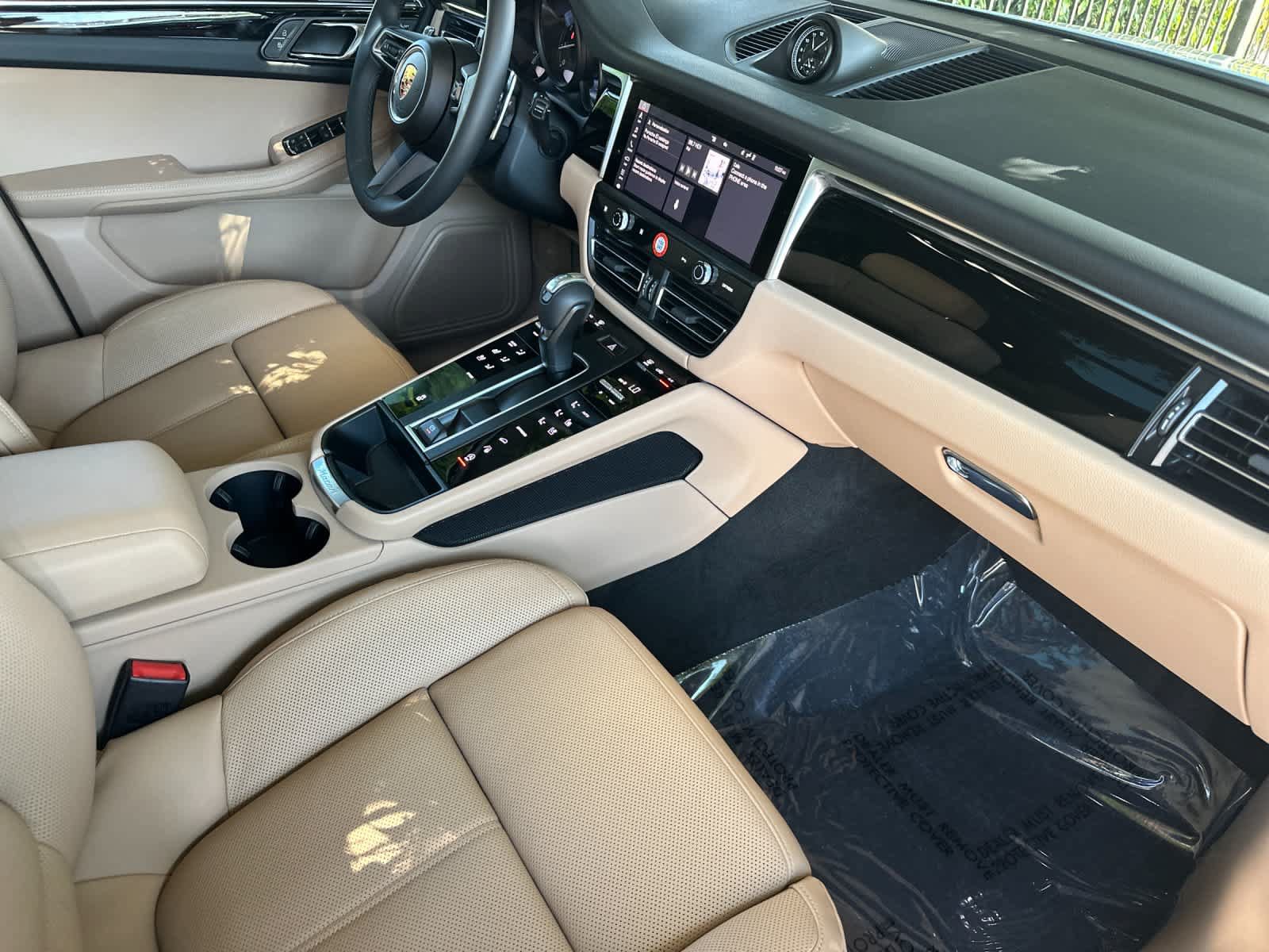Certified 2025 Porsche Macan AWD/4WD image 17