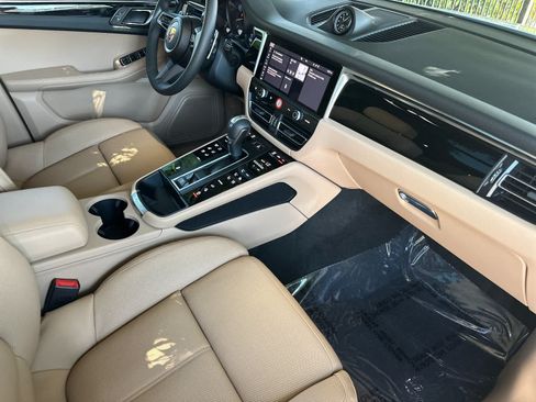 Certified 2025 Porsche Macan AWD/4WD image 17