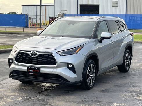 Used 2022 Toyota Highlander XLE FWD image 5