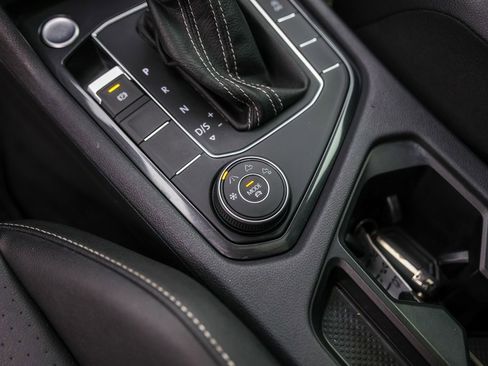 Used 2021 Volkswagen Tiguan SE w/ Panoramic Sunroof Package image 20