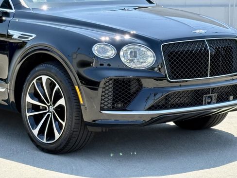 Used 2024 Bentley Bentayga image 2