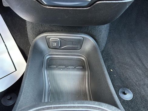 Used 2025 Chrysler Pacifica Select FWD image 22