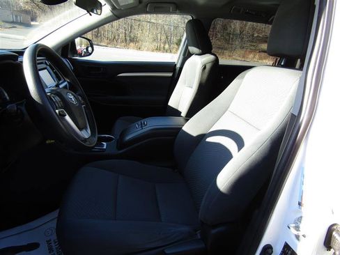 Used 2019 Toyota Highlander LE image 11