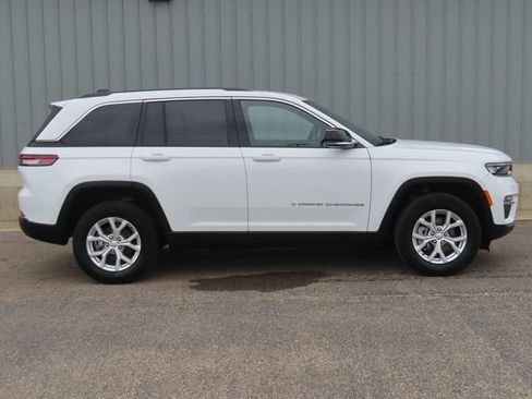 Used 2023 Jeep Grand Cherokee Limited AWD/4WD image 3