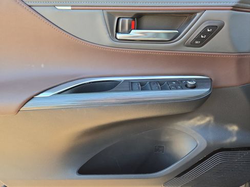 Used 2022 Toyota Venza XLE AWD/4WD image 15