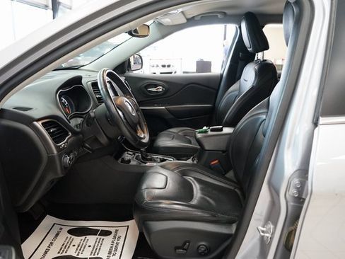 Used 2019 Jeep Cherokee Limited image 25