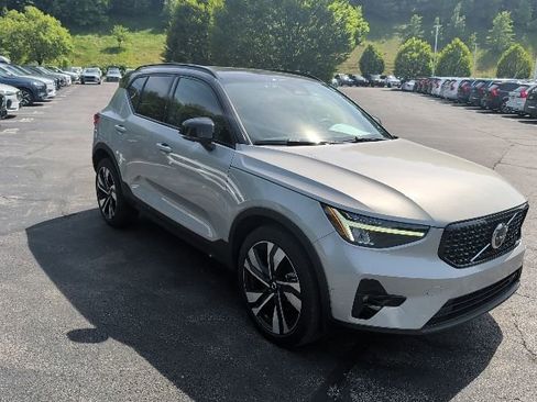 Used 2023 Volvo XC40 B5 Ultimate w/ Climate Package AWD/4WD image 3