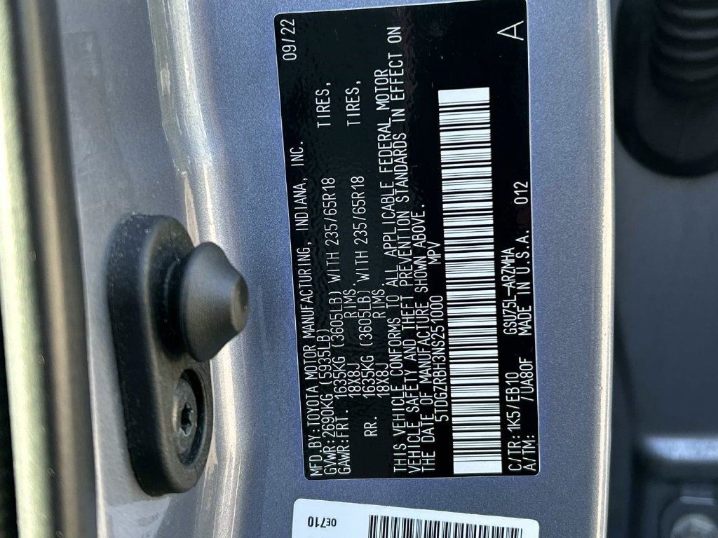 Used 2022 Toyota Highlander XLE AWD/4WD image 10