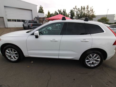 Used 2020 Volvo XC60 T5 Momentum image 2