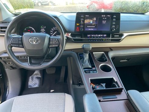 Used 2024 Toyota Sienna LE image 30