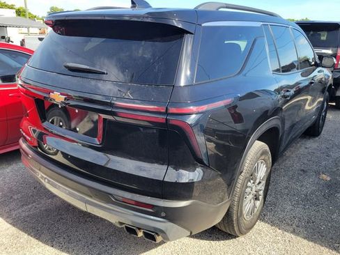 Used 2025 Chevrolet Traverse LT FWD image 3