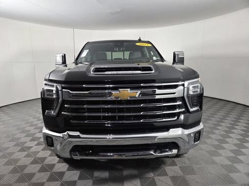 Used 2025 Chevrolet Silverado 2500 LTZ w/ LTZ Plus Package AWD/4WD image 3