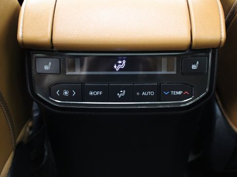 Used 2024 Toyota Highlander Platinum FWD image 32