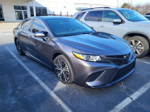 Used 2020 Toyota Camry SE image 3