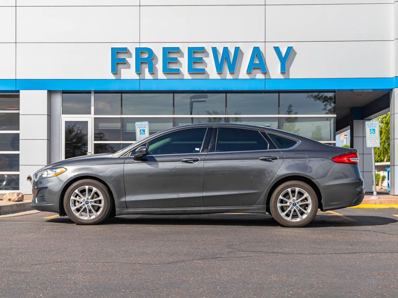 Used 2020 Ford Fusion SE FWD image 2