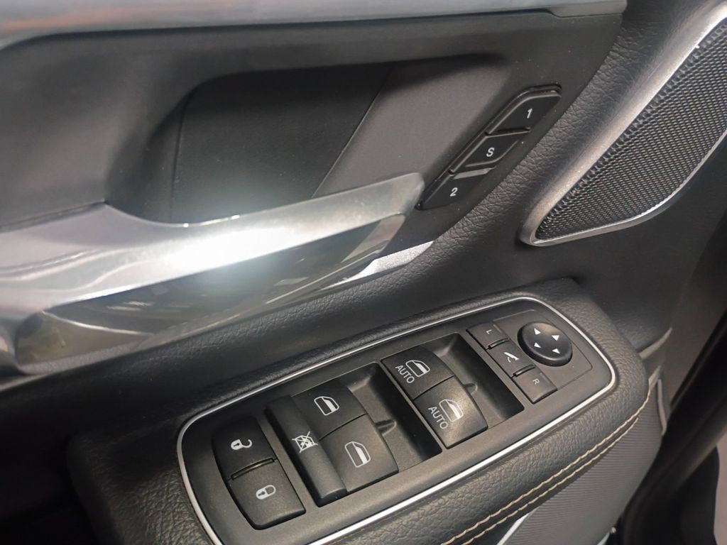 Used 2021 RAM 1500 Laramie w/ Off Road Group AWD/4WD image 11