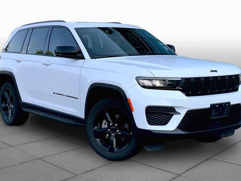 Used 2023 Jeep Grand Cherokee Altitude AWD/4WD image 3