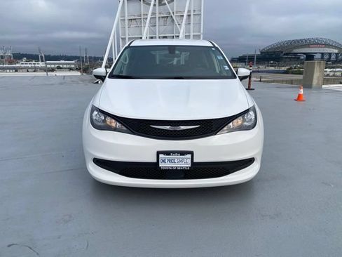 Used 2022 Chrysler Voyager LX FWD image 3