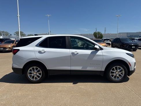 Used 2024 Chevrolet Equinox LT AWD/4WD image 2