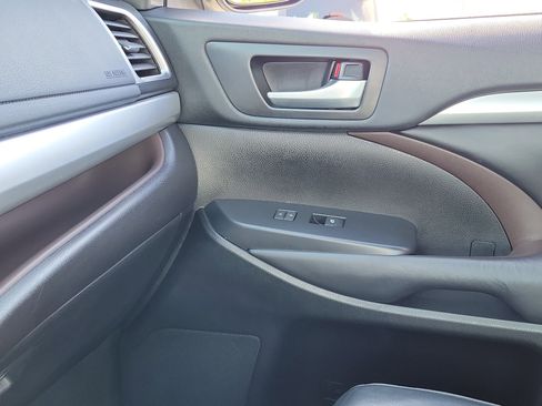 Used 2018 Toyota Highlander XLE FWD image 31