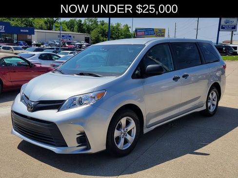 Used 2019 Toyota Sienna L w/ Carpet Mat Package FWD image 2