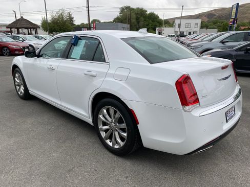 Used 2021 Chrysler 300 Touring L AWD/4WD image 4