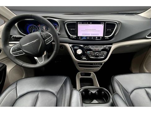 Certified 2024 Chrysler Pacifica Touring-L FWD image 18