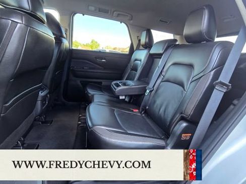 Used 2025 Nissan Pathfinder SL AWD/4WD image 29