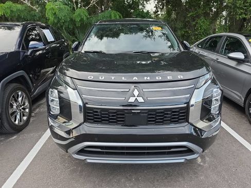 Used 2025 Mitsubishi Outlander SE FWD image 2
