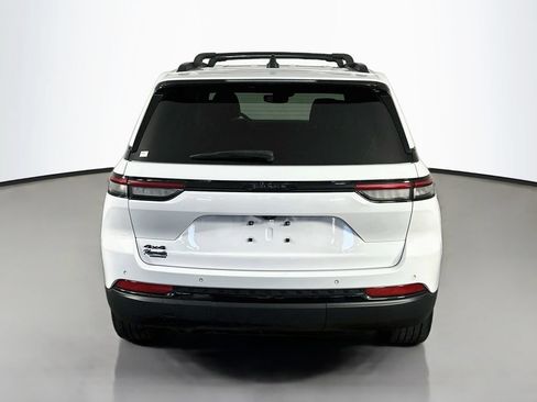 Used 2023 Jeep Grand Cherokee Altitude AWD/4WD image 6