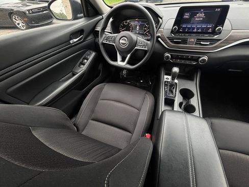 Used 2025 Nissan Altima 2.5 SV FWD image 35
