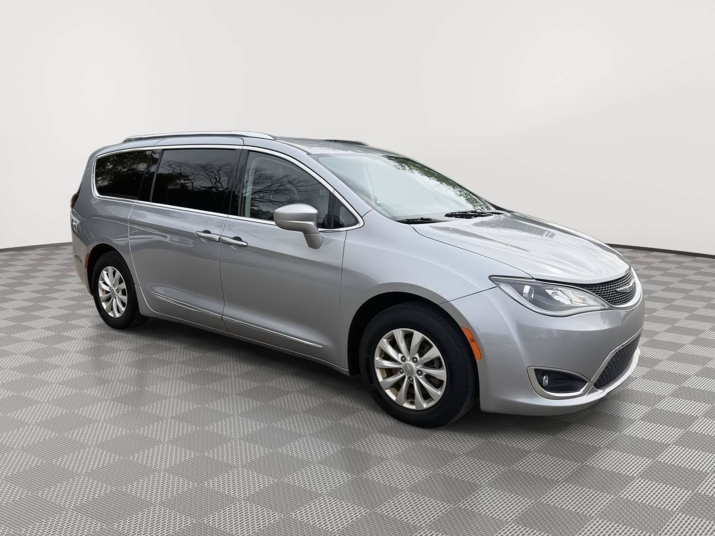 Used 2018 Chrysler Pacifica Touring-L Plus FWD image 7