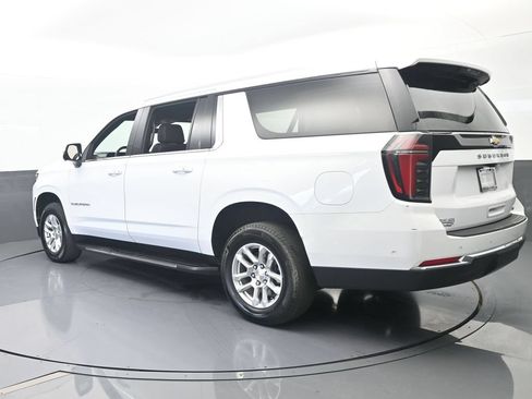 Used 2025 Chevrolet Suburban LT RWD image 4