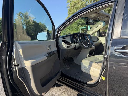 Used 2017 Toyota Sienna XLE w/ XLE Navigation Package FWD image 10
