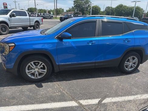 Used 2024 GMC Terrain SLE w/ Driver Convenience Package FWD image 3