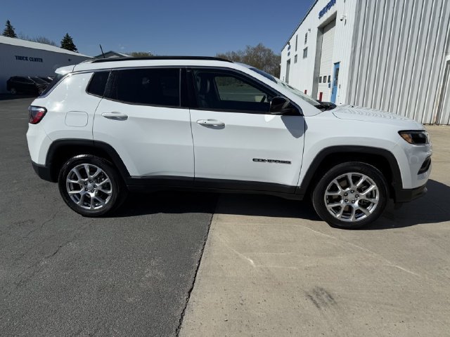 Used 2023 Jeep Compass Latitude AWD/4WD image 9