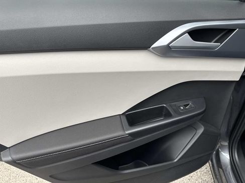 New 2026 Volkswagen Taos SE FWD image 9