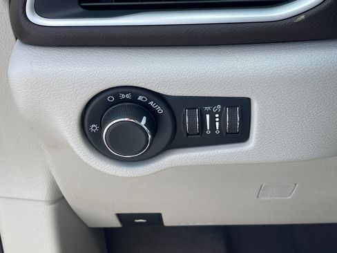 Used 2020 Chrysler Voyager LX FWD image 31