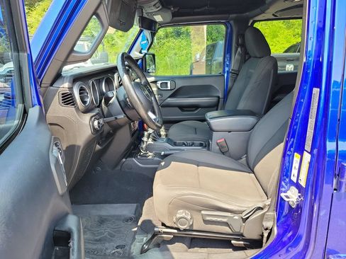 Used 2018 Jeep Wrangler Unlimited Sahara AWD/4WD image 25