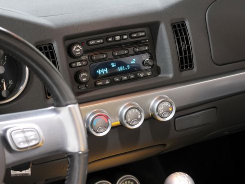 Used 2005 Chevrolet SSR w/ Preferred Equipment Group image 80