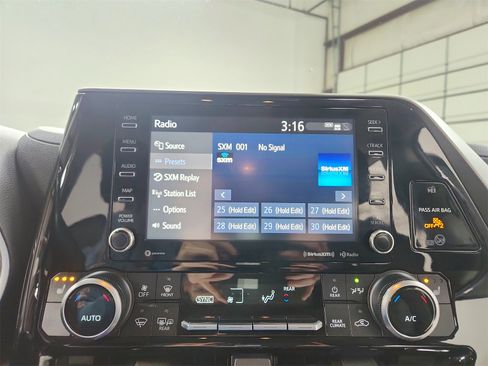 Used 2020 Toyota Highlander XLE image 28