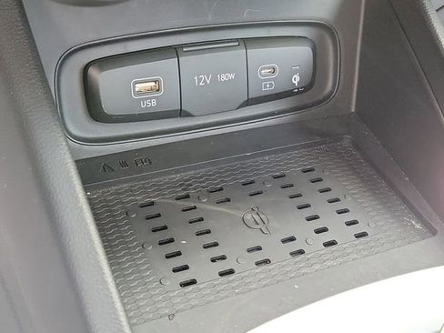 Used 2025 Hyundai Venue Limited FWD image 24