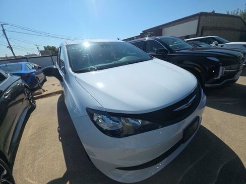 Used 2024 Chrysler Voyager LX FWD image 3
