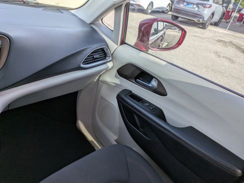 Used 2018 Chrysler Pacifica Touring Plus w/ Tire & Wheel Group FWD image 16