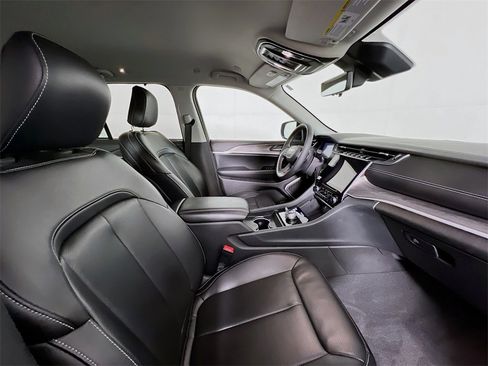 Used 2023 Jeep Grand Cherokee Limited w/ Luxury Tech Group II image 30