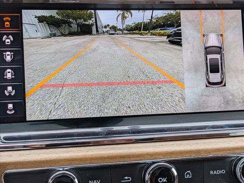 Used 2023 Bentley Bentayga Extended Wheelbase image 13