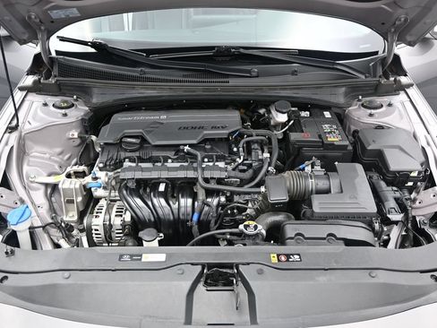 Used 2025 Hyundai Elantra Limited FWD image 12