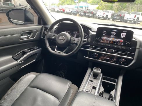 Used 2023 Nissan Pathfinder SL w/ Lighting Package (N92) FWD image 32