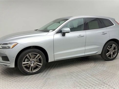Used 2018 Volvo XC60 T6 Momentum w/ Convenience Package image 6